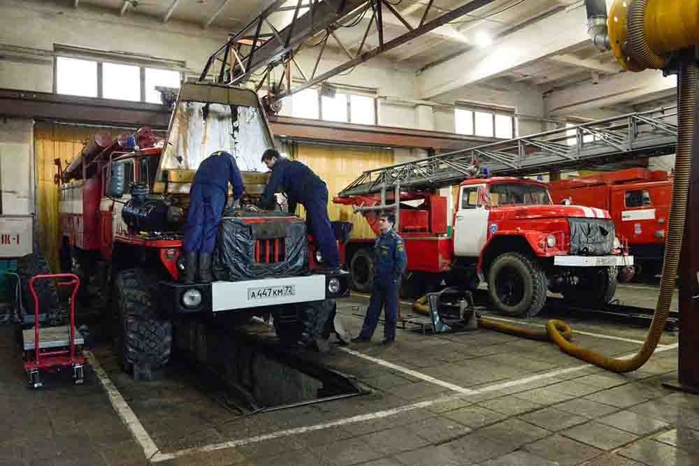 Технический осмотр пожарной машины дежурным экипажем