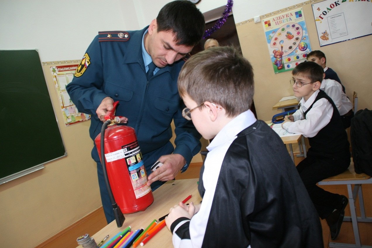 Инспектор пожарной охраны проводит занятия в начальной школе