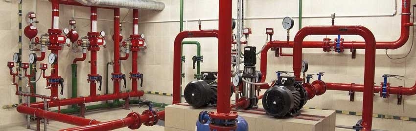 Трубы противопожарного водоснабжения с насосными агрегатами установлены во многих зданиях
